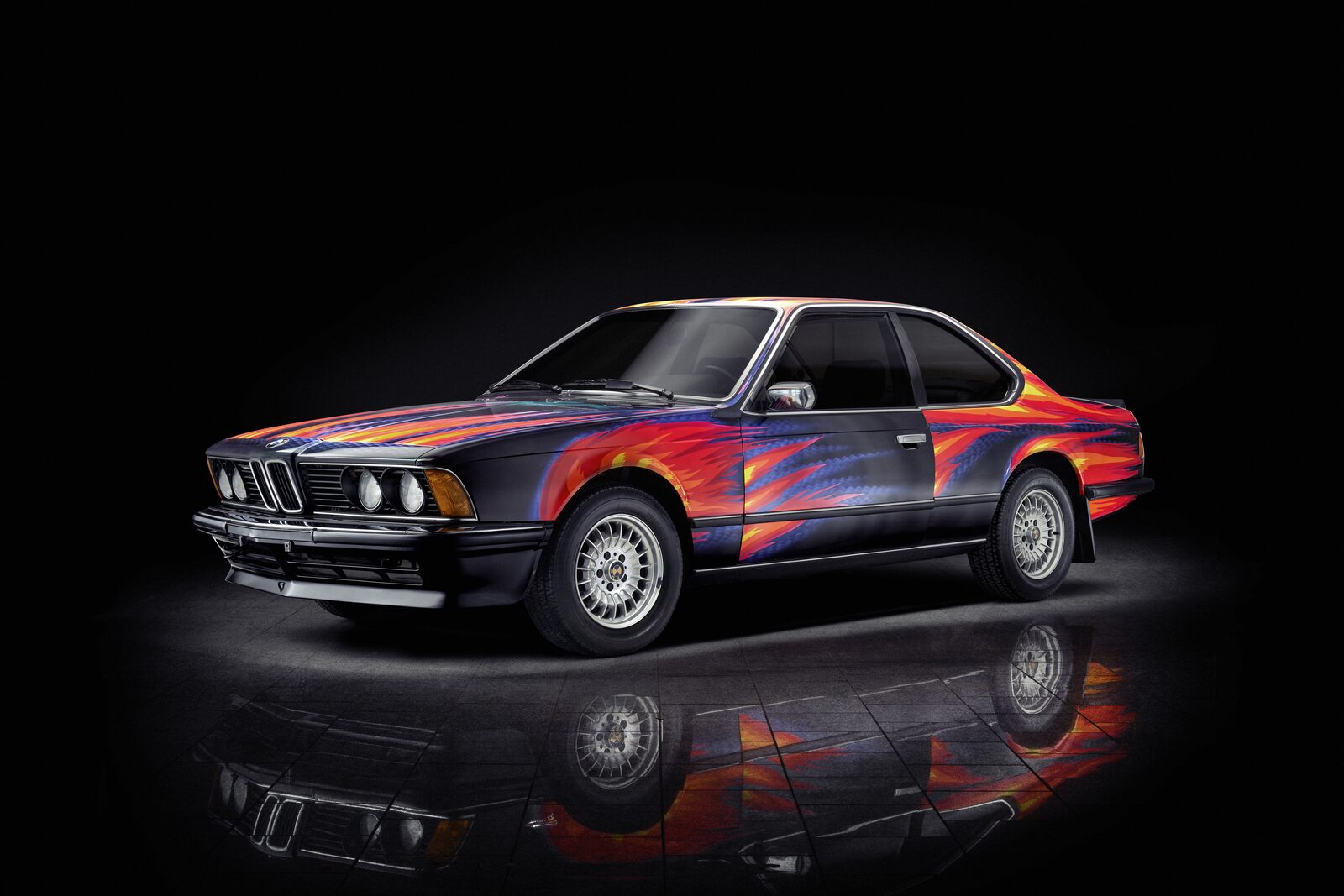 Ernst Fuchs Art Car — BMW 635CSi i flammande färger mot svart bakgrund