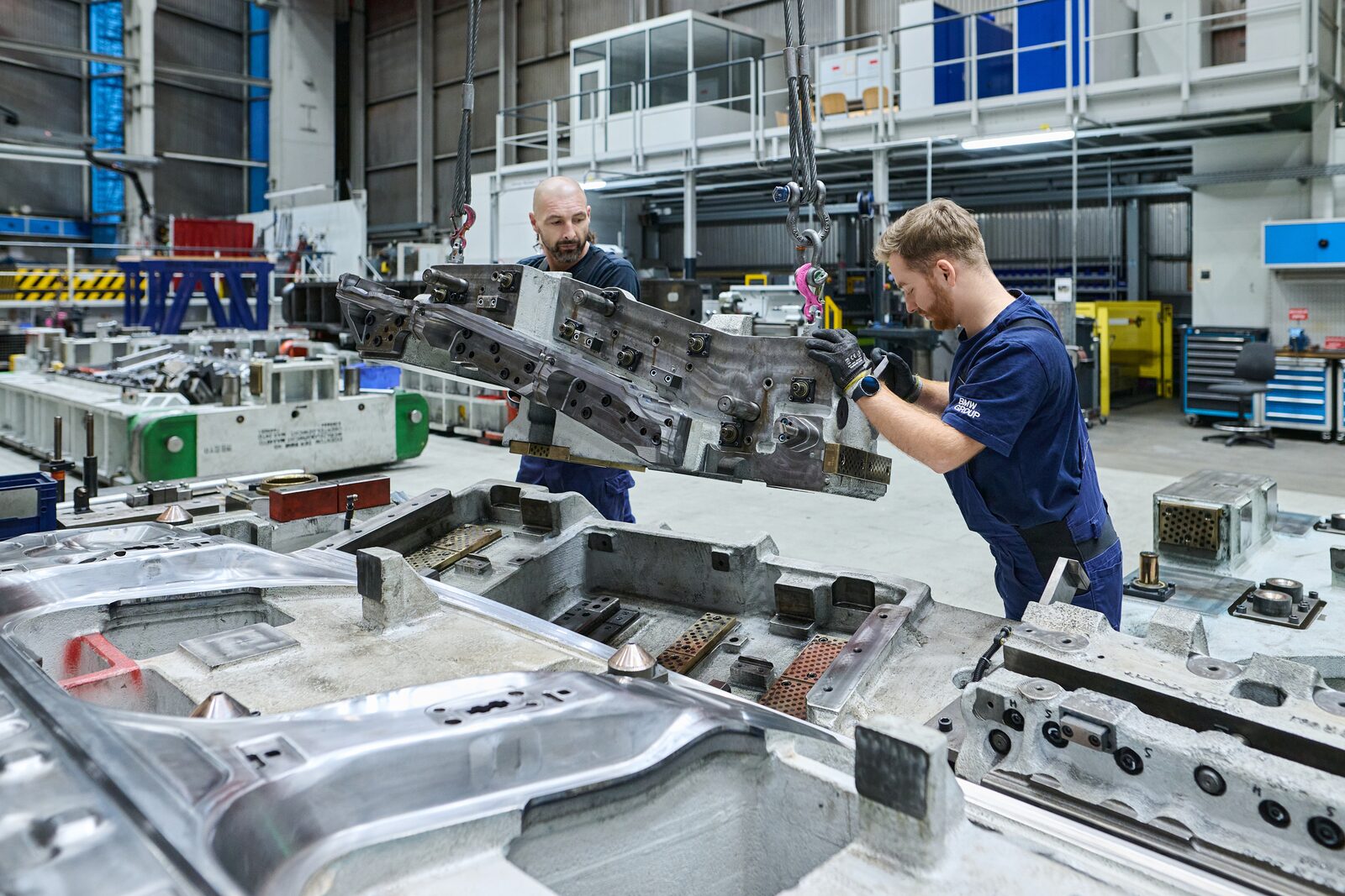 Den nya karosseriverkstaden i BMW Group Plant München med industrirobotar för Neue Klasse-produktion