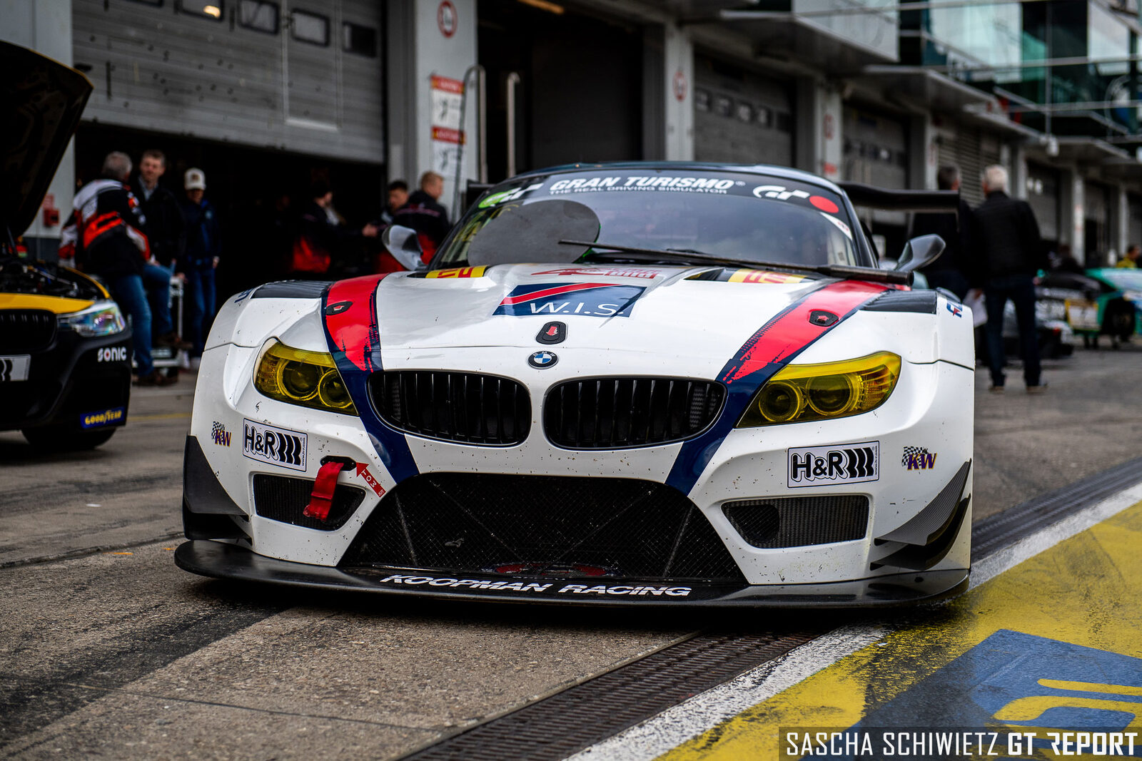 BMW Z4 GT3 i depån på Nürburgring — 2026