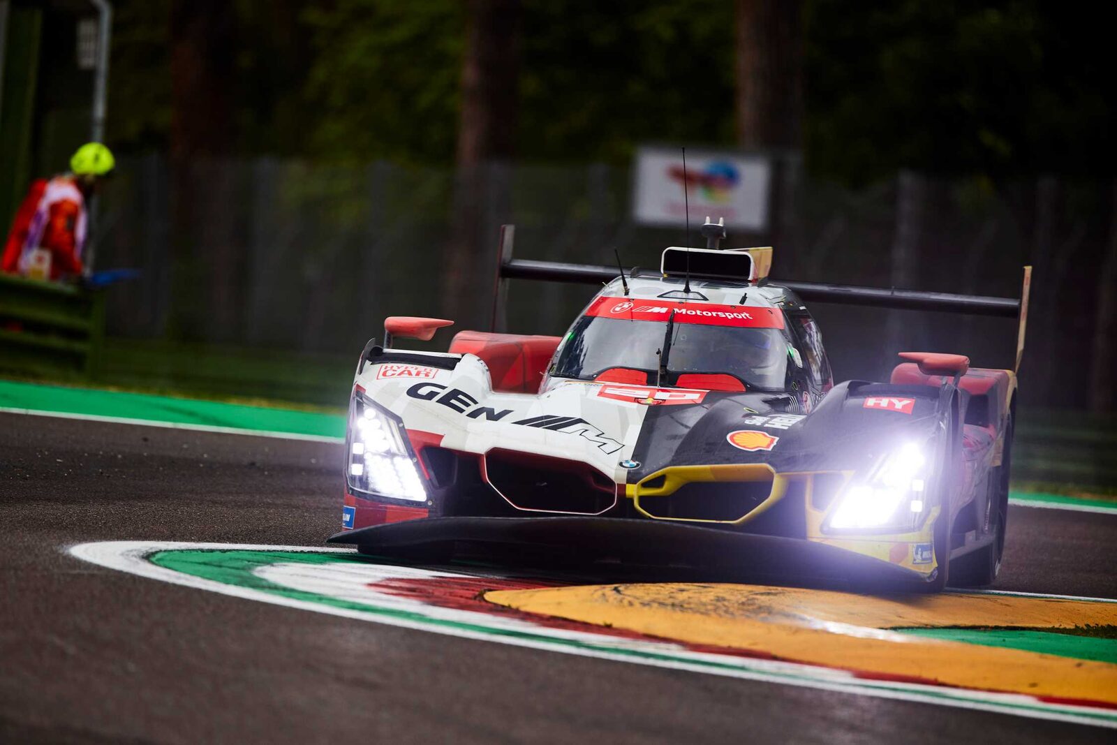 BMW M Hybrid V8 under testdagen på Imola inför WEC 2026