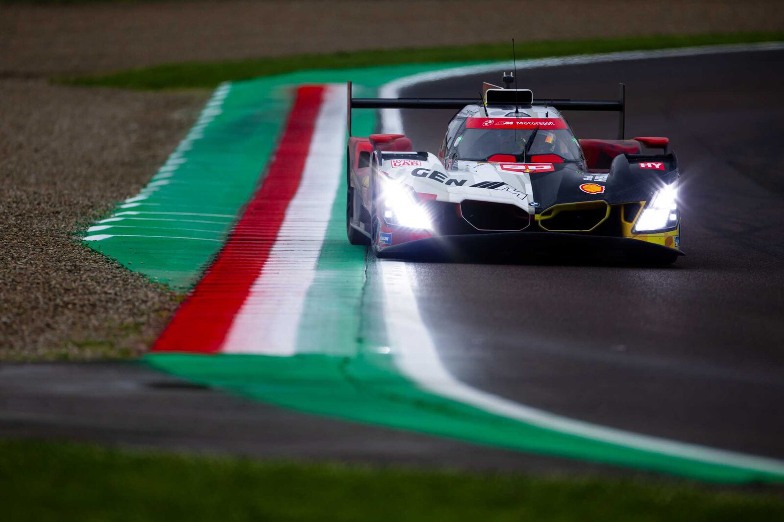 BMW M4 GT3 EVO under testdagen på Imola — LMGT3-klassen