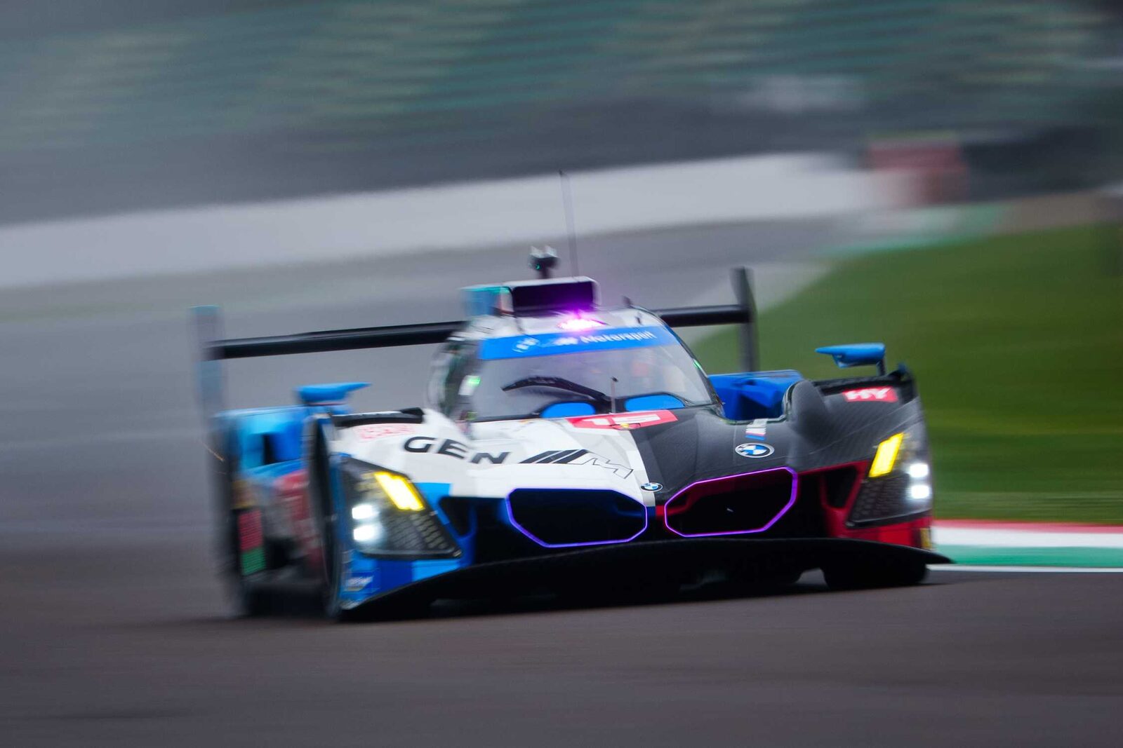 BMW M Hybrid V8 i depå vid Imola-testdagen