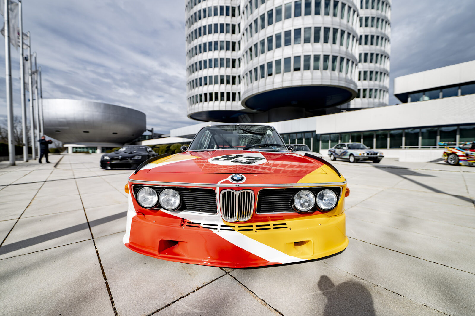 Alexander Calders BMW Art Car #1 — BMW 3.0 CSL från 1975 framför BMW-museet och BMW Group-huvudkontoret i München