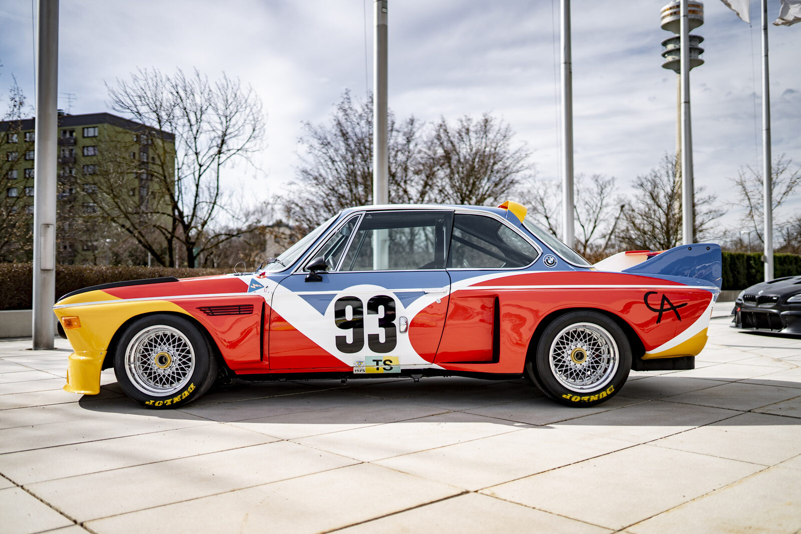 Alexander Calders BMW Art Car #1, BMW 3.0 CSL 1975, framför BMW-museet i München