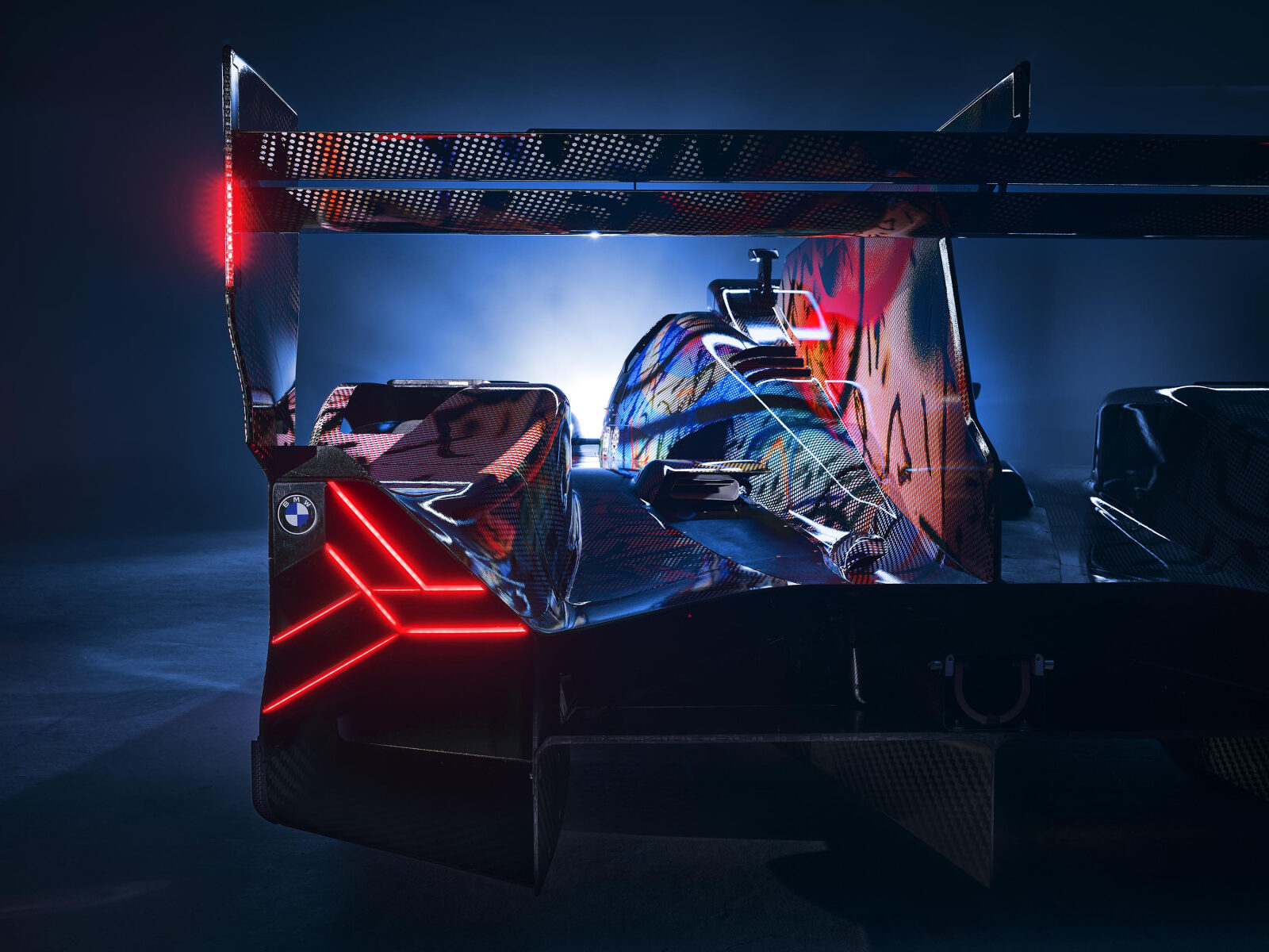 BMW M Hybrid V8 Art Car #20 av Julie Mehretu i depån vid Le Mans 2024