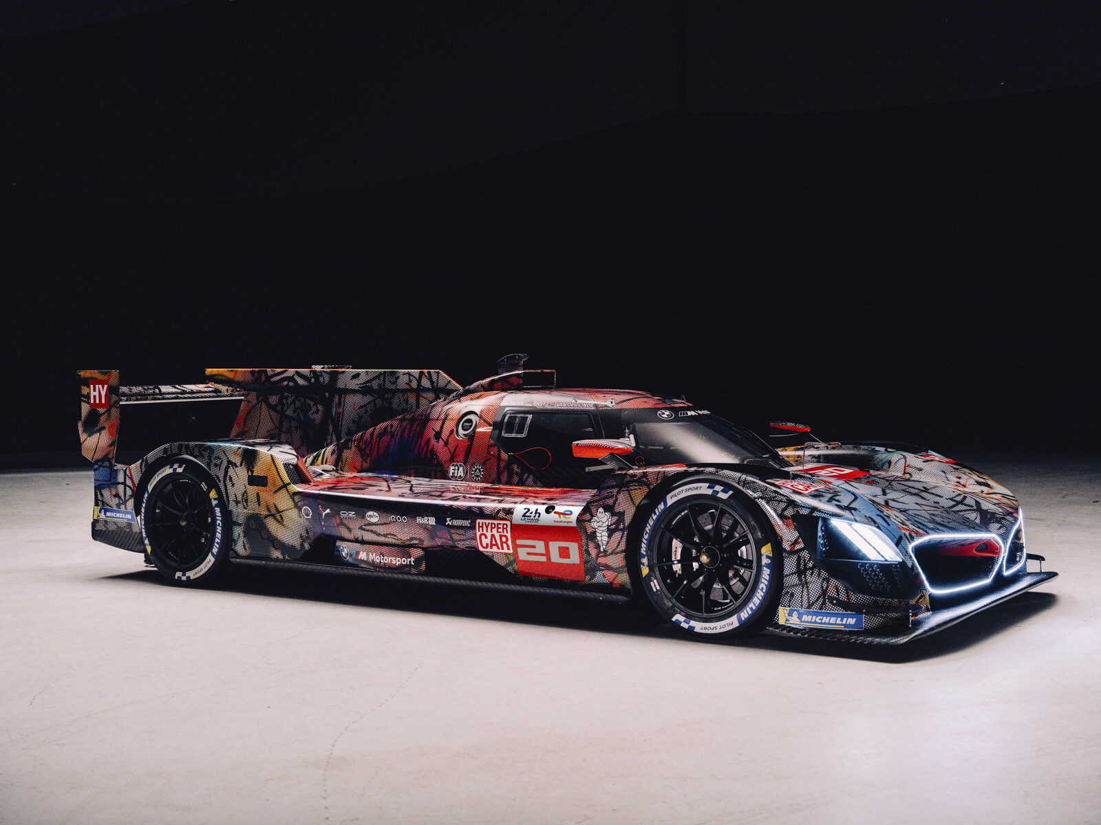 BMW M Hybrid V8 Art Car #20 i rörelse på banan vid Le Mans 2024
