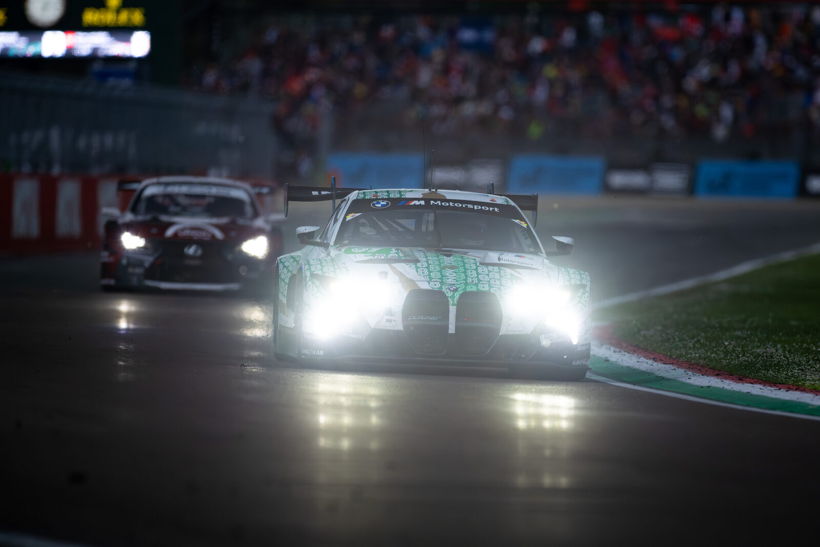 BMW M4 GT3 EVO #32 Team WRT vid 6 timmar av Imola