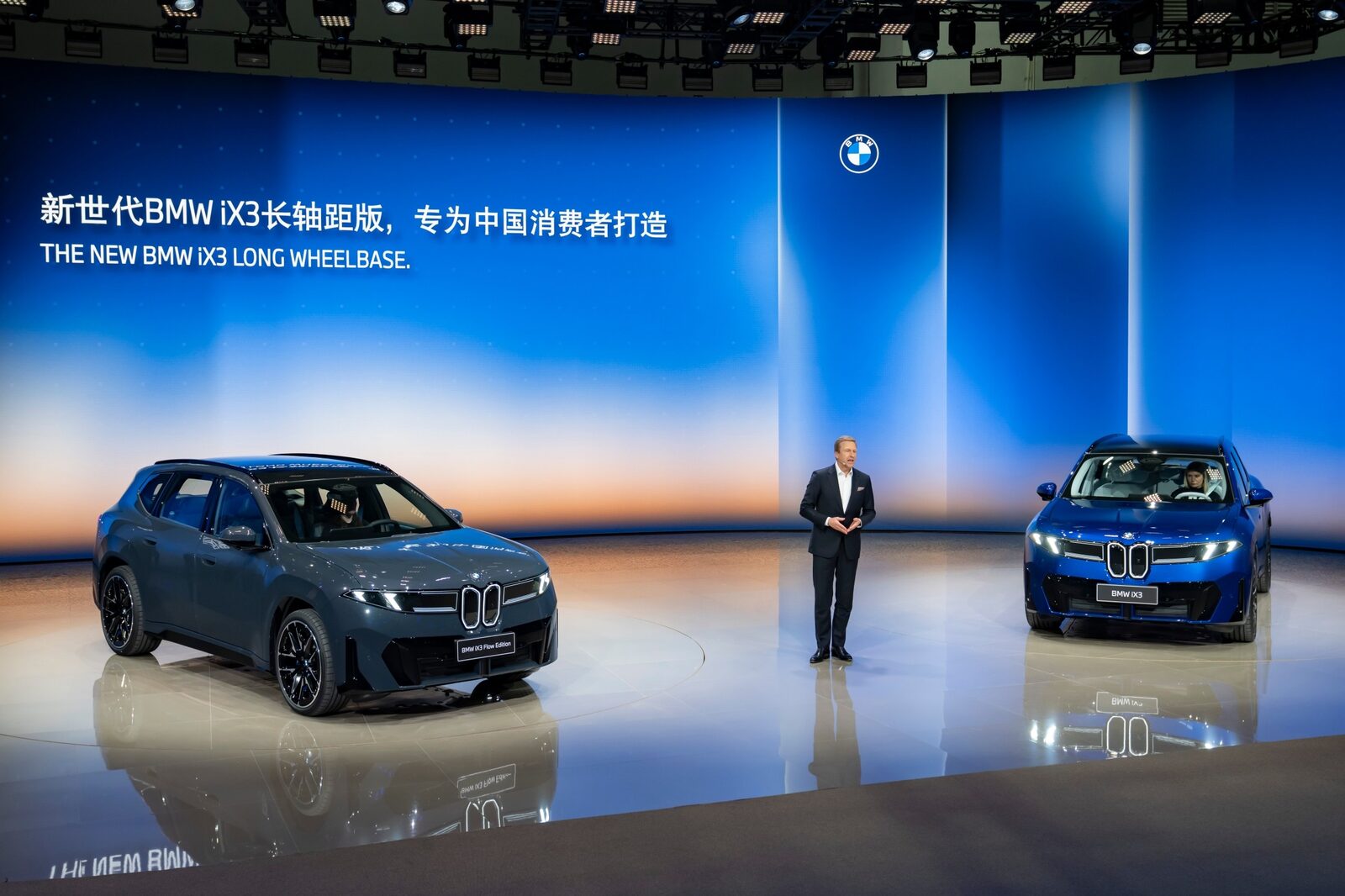 BMW iX3 Flow Edition och iX3 Long Wheelbase sida vid sida i Peking
