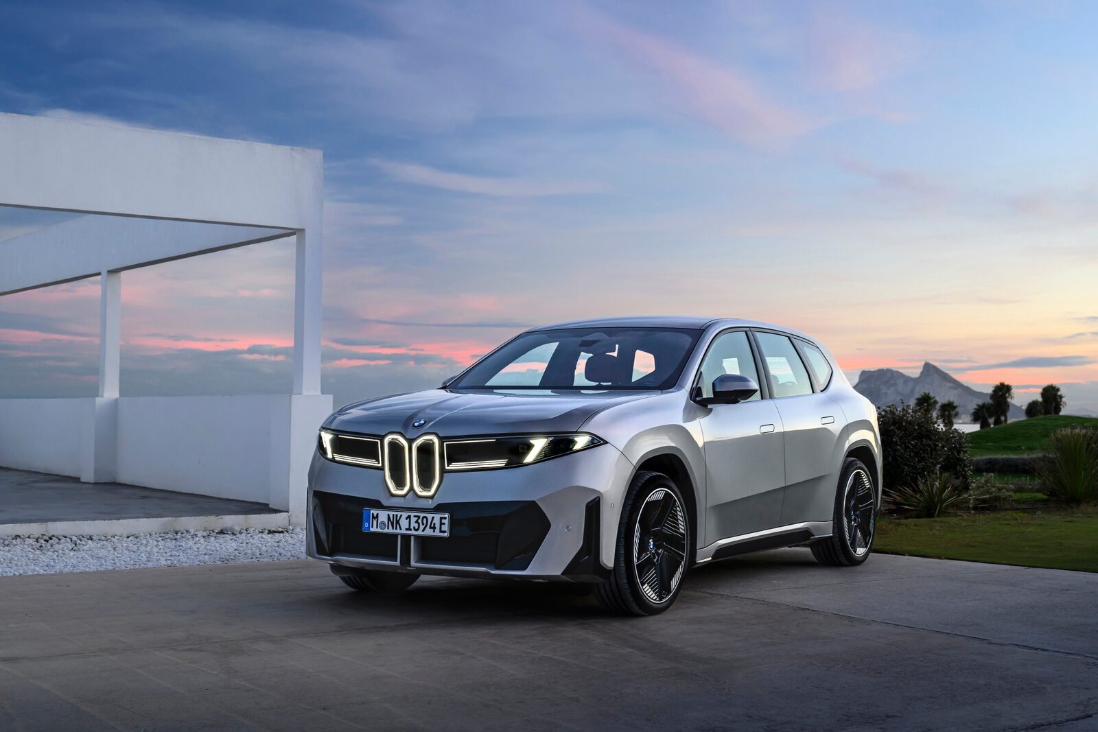 BMW iX3 50 xDrive Neue Klasse i Space Silver vid solnedgång