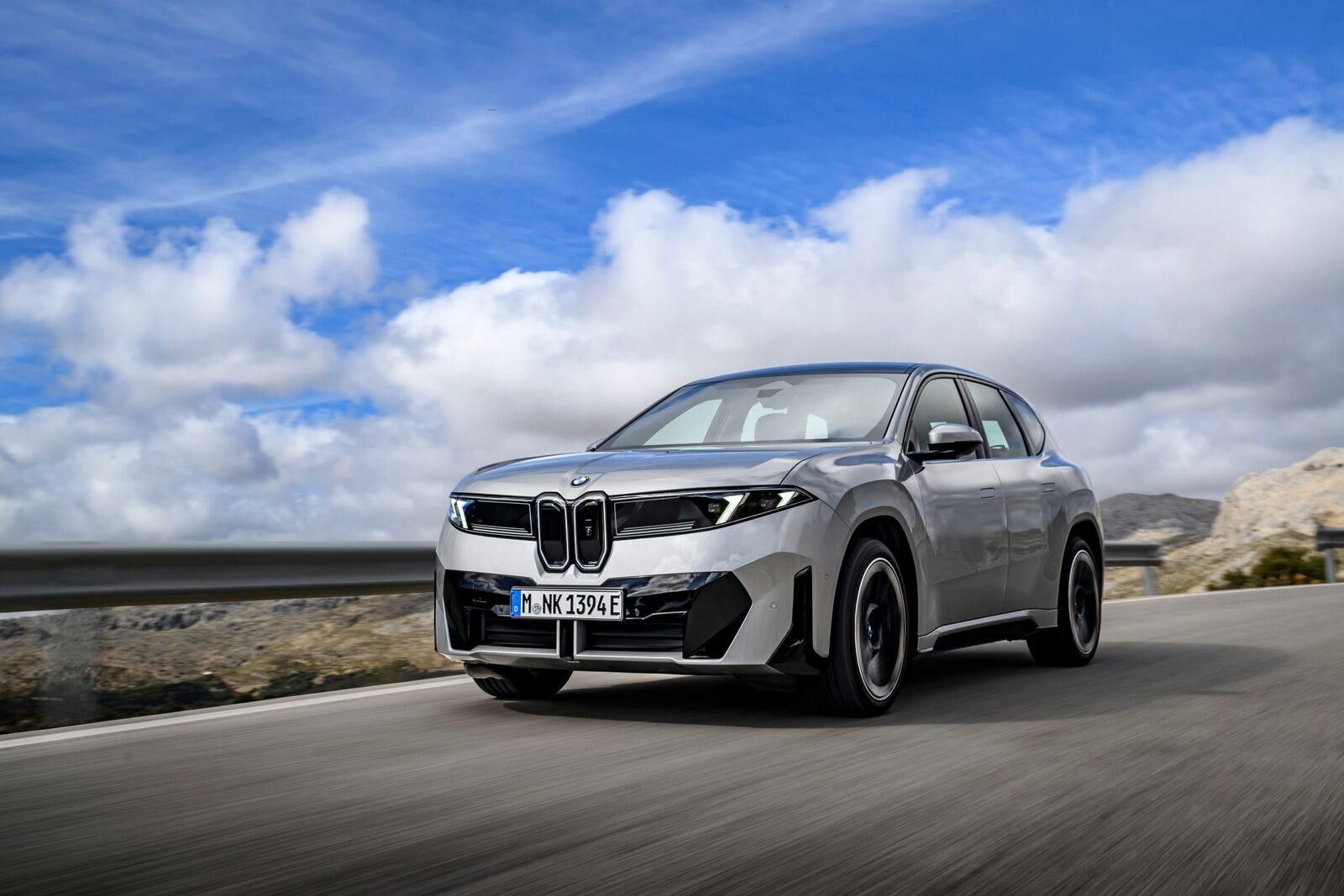 BMW iX3 Neue Klasse i rörelse mot blå himmel