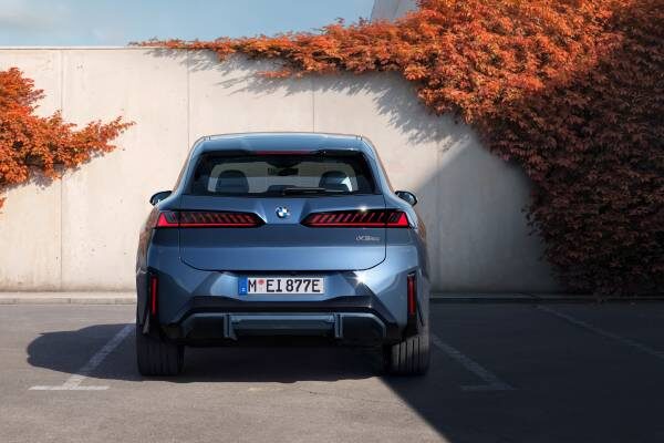 BMW iX3 Neue Klasse i Vegas Red — produktion i Debrecen