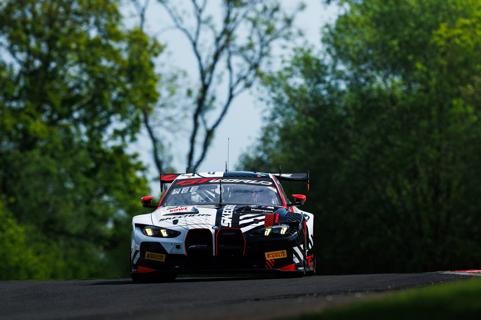 BMW M4 GT3 EVO #32 med Charles Weerts och Kelvin van der Linde på Brands Hatch