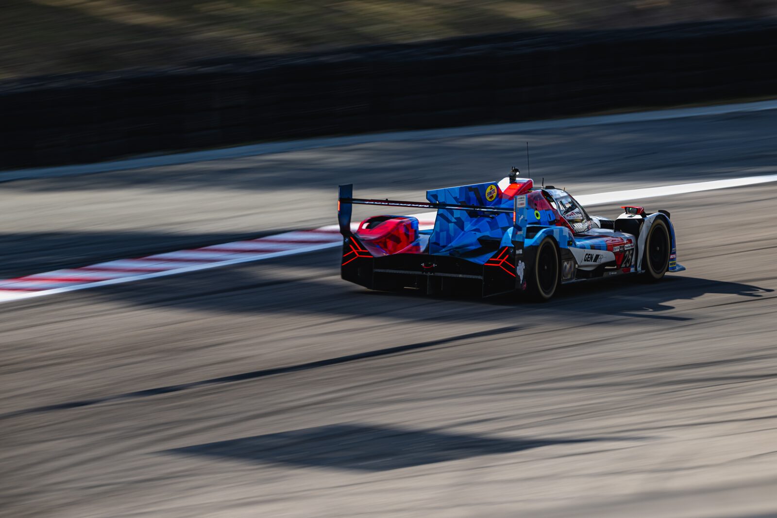 BMW M Hybrid V8 #25 med Philipp Eng och Marco Wittmann på WeatherTech Raceway Laguna Seca