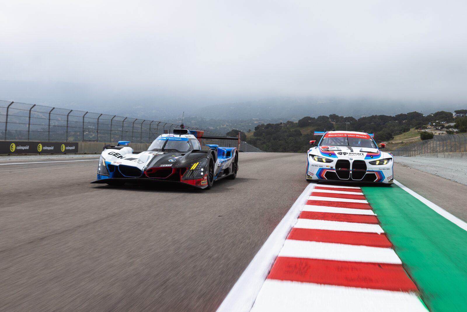 BMW M Hybrid V8 #24 och BMW M4 GT3 EVO #1 på Laguna Seca