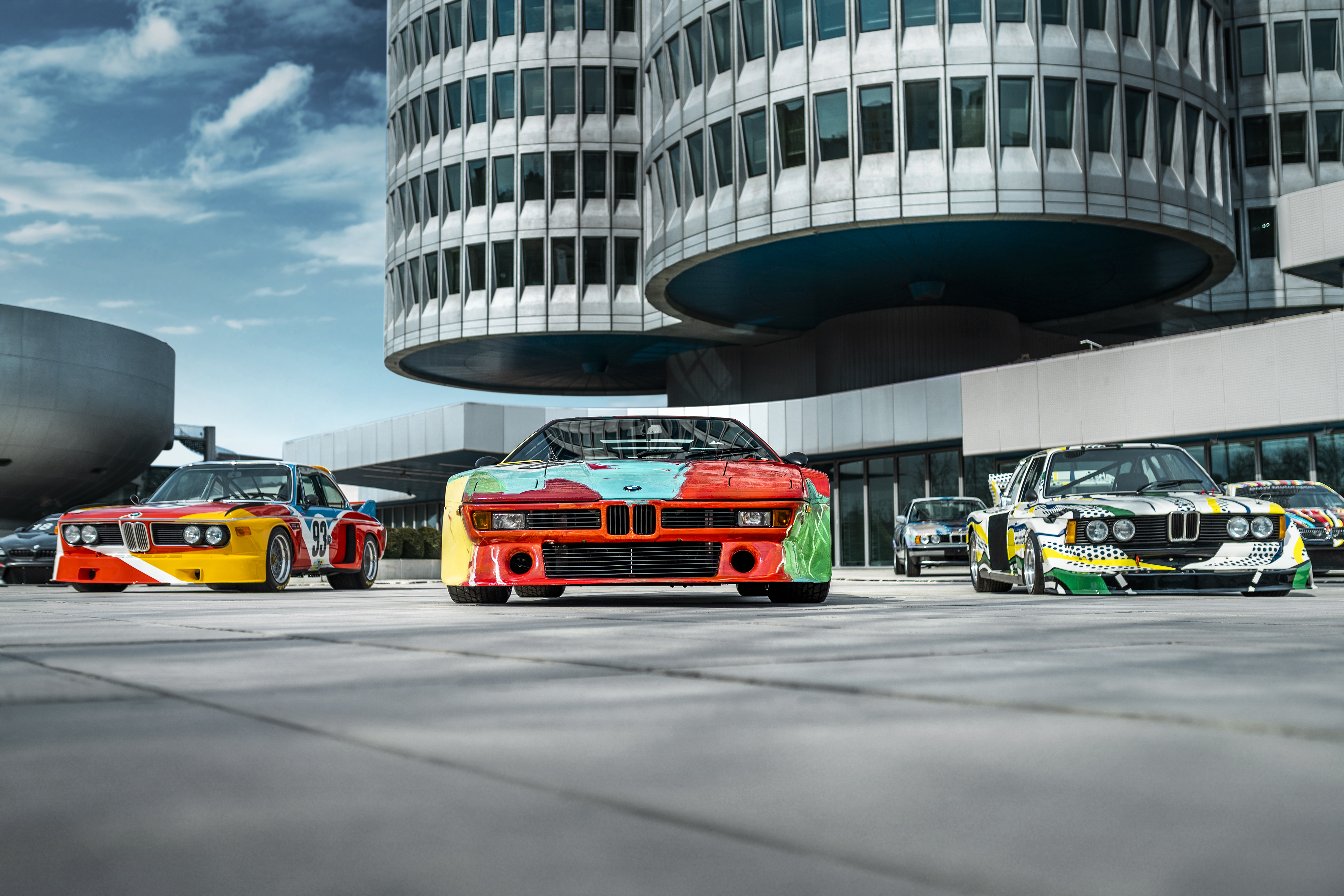 BMW Art Cars samlade framför BMW Welt och det ikoniska fyrcylindertornet i München