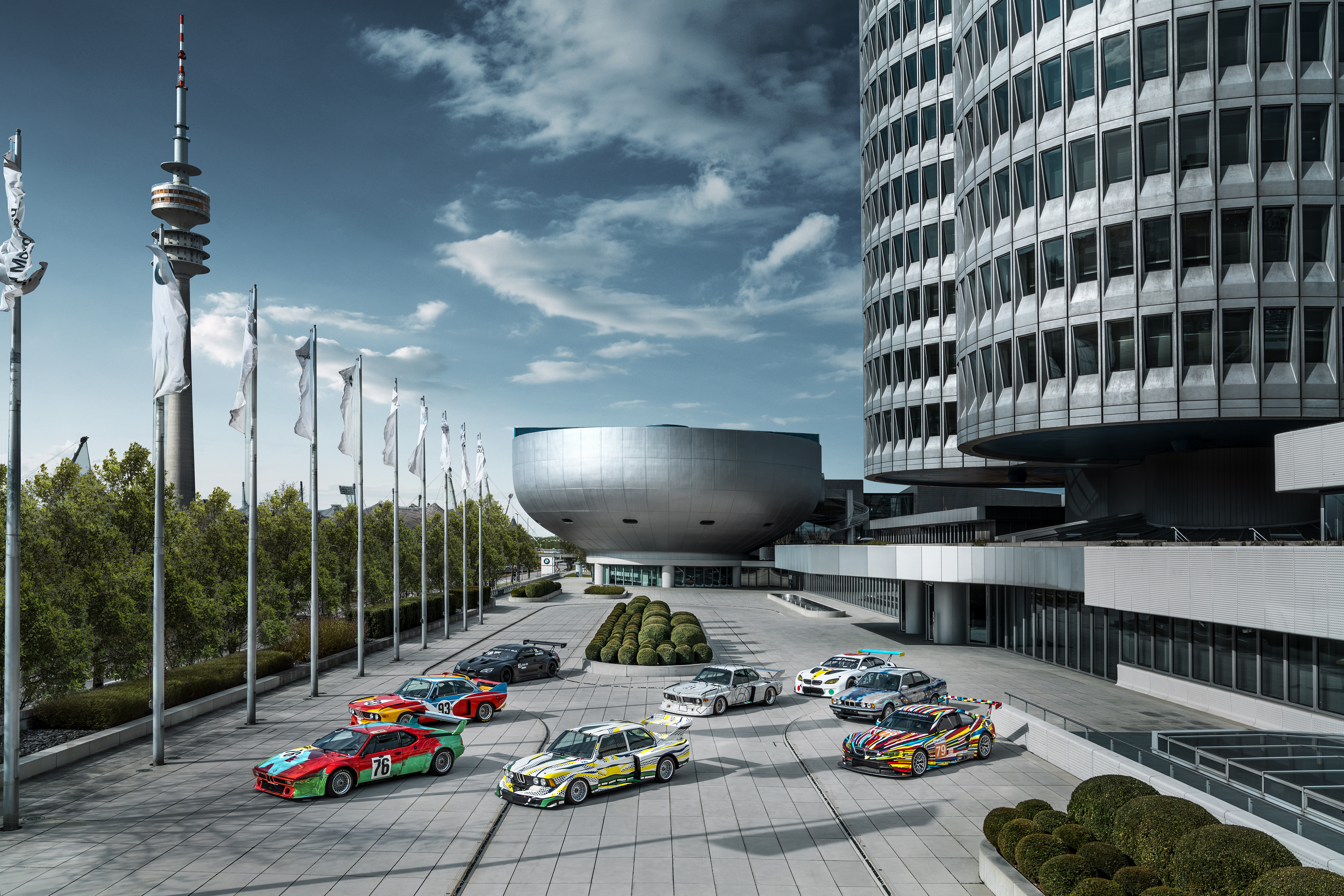 Alla BMW Art Cars uppställda på torget framför BMW Welt och BMW Museum i München