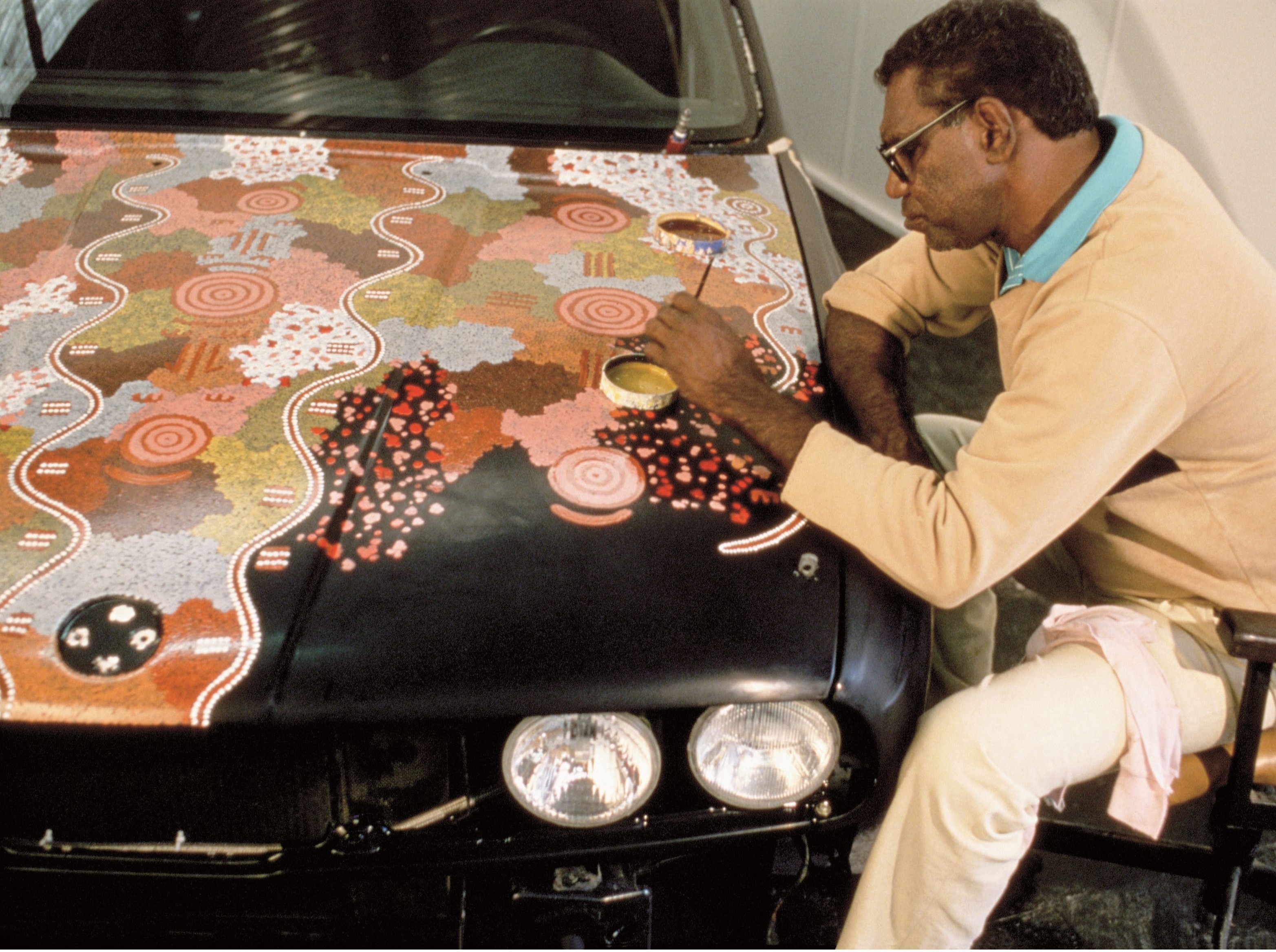 Michael Jagamara Nelson målar detaljerat mönster på sitt BMW M3 Group A 1989