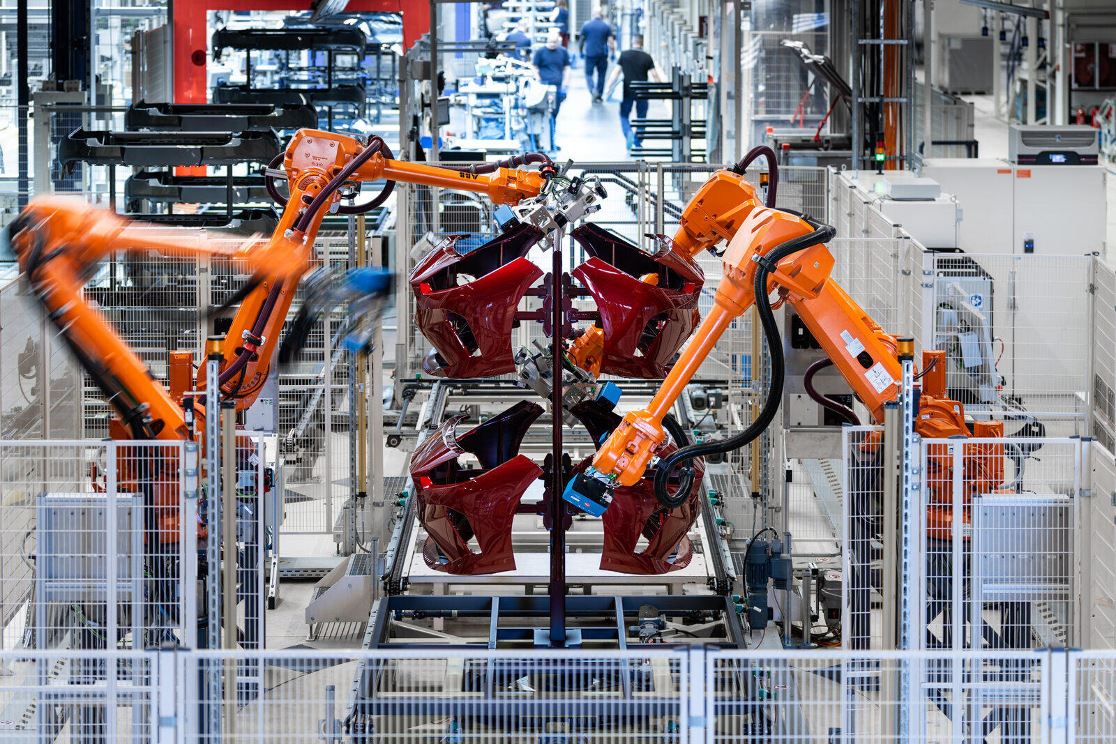 Terahertz-mätsystemet Irys vid BMW Group Plant Leipzig — robot positionerar sensor mot lackat plastkomponent