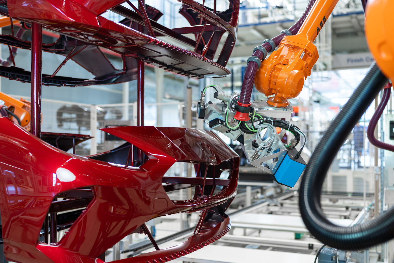 Robotarm med Irys-systemet utför automatisk mätning på stötfångare vid BMW Group Plant Leipzig