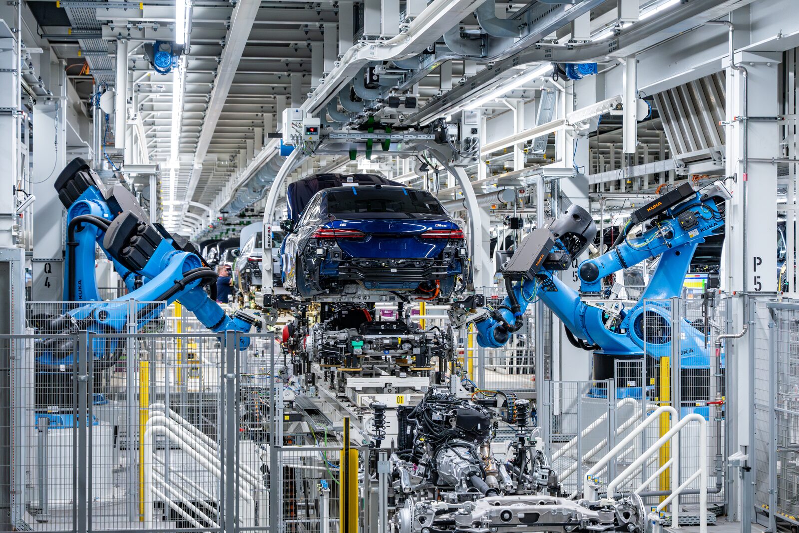 Produktionslinjen vid BMW Group Plant Dingolfing med robotarmar som monterar BMW i5