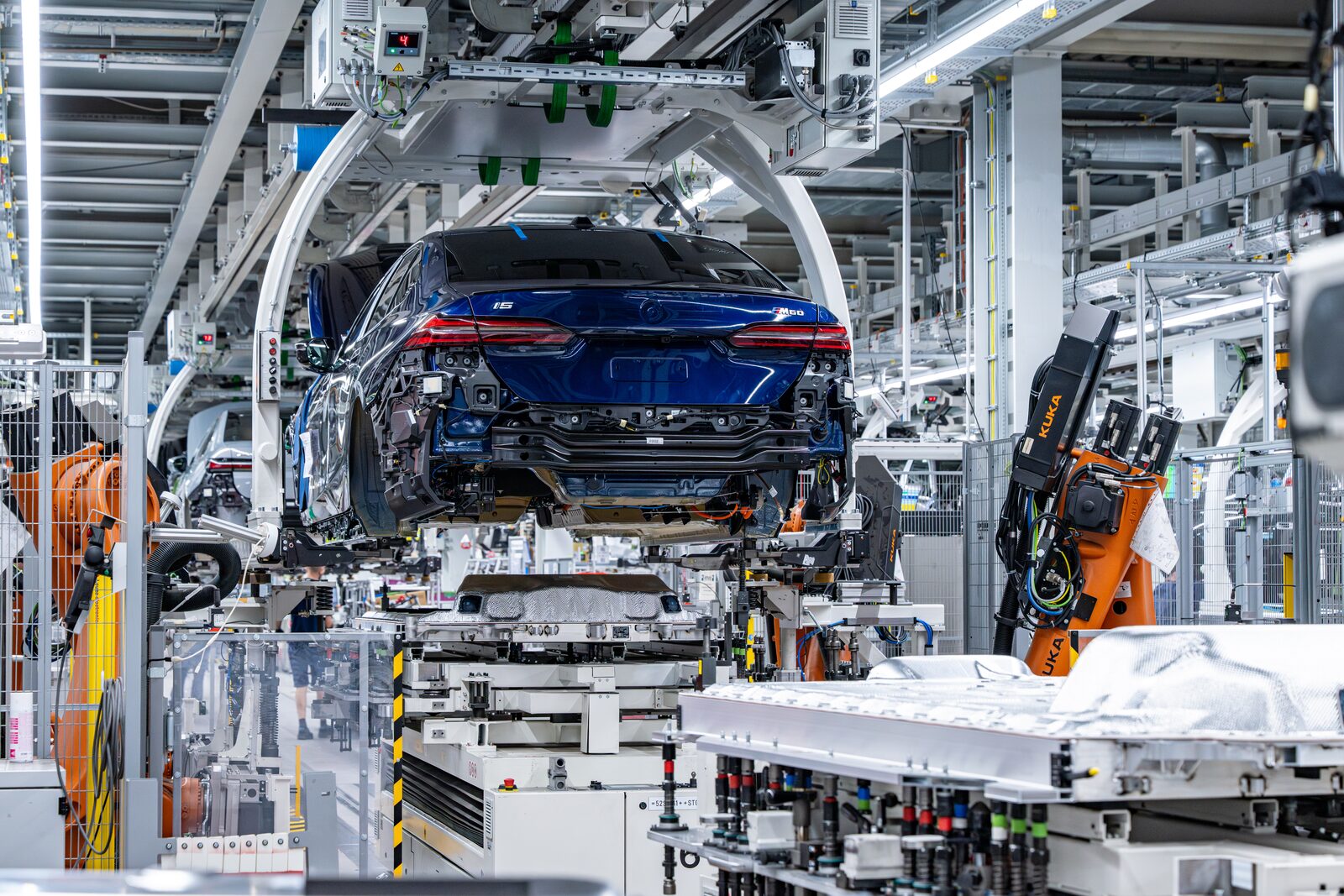BMW i5 M60 xDrive bakifrån på produktionslinjen i Dingolfing