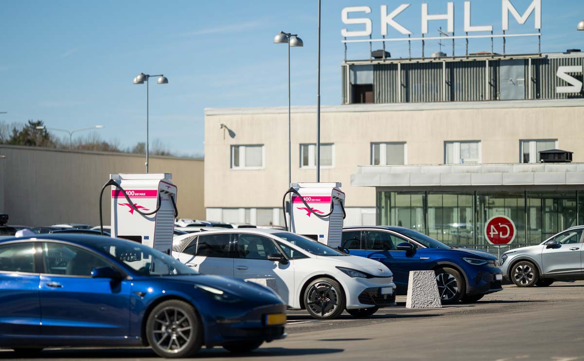IONITY snabbladdstation på parkeringstak i Skärholmen Centrum, Stockholm