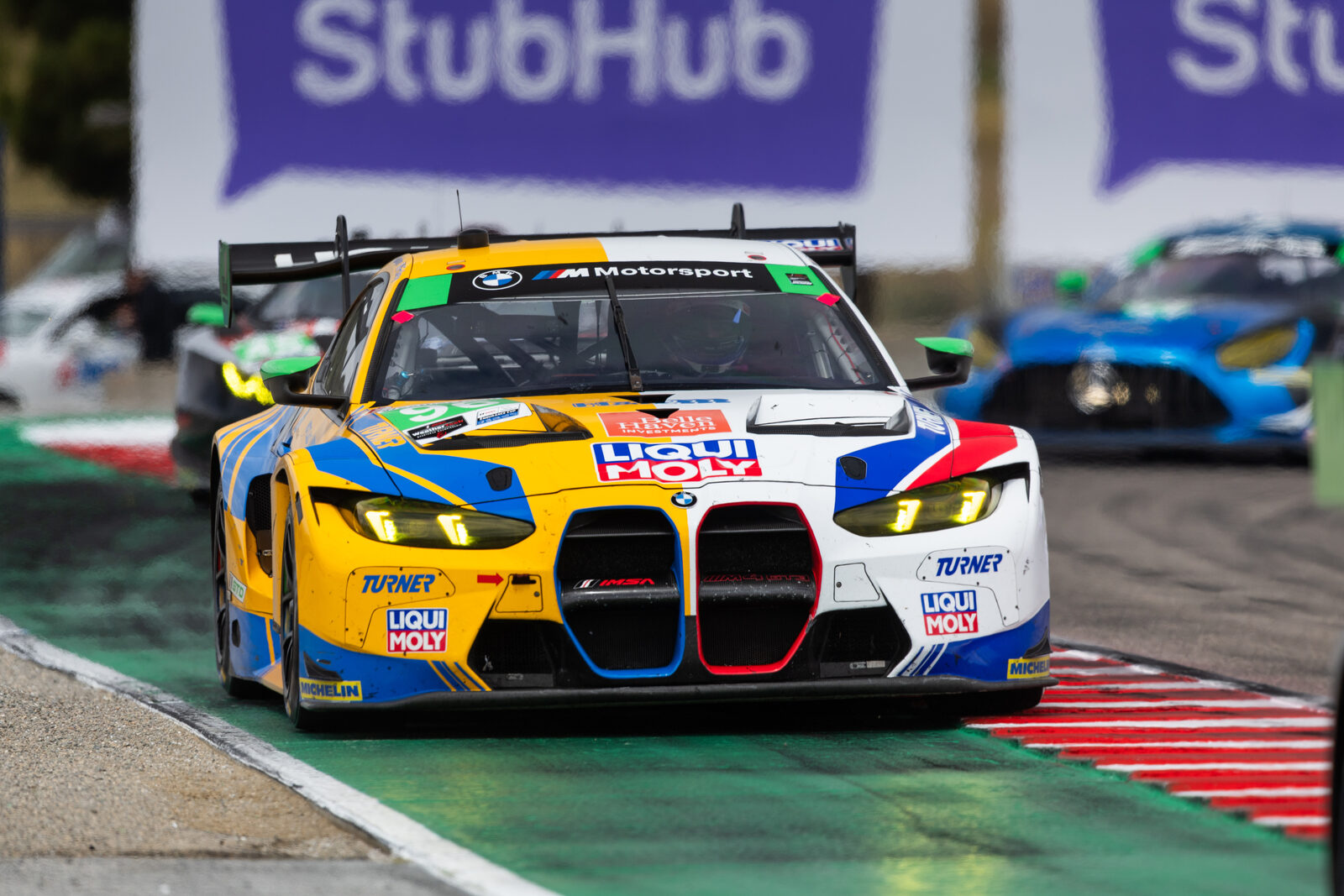BMW M4 GT3 EVO på Laguna Seca — klass i rörelse, och sinnebilden för att var tionde BMW som säljs är en M-modell