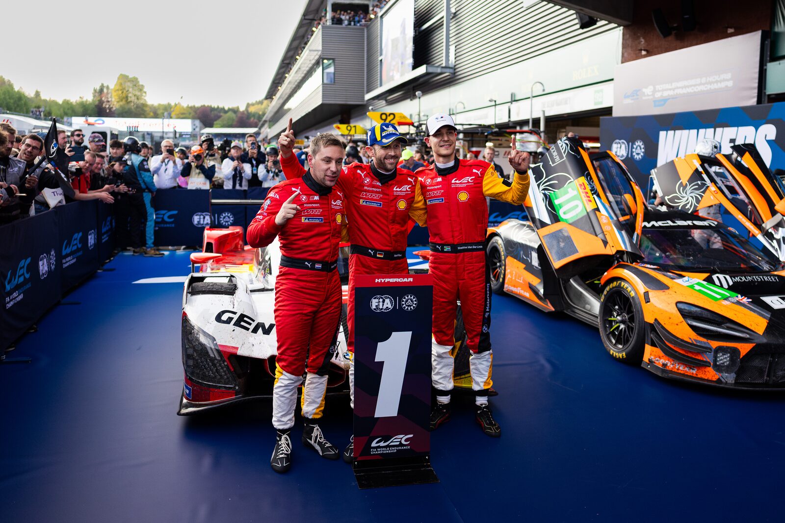 Robin Frijns, René Rast och Sheldon van der Linde på pallen i Spa med pokaler