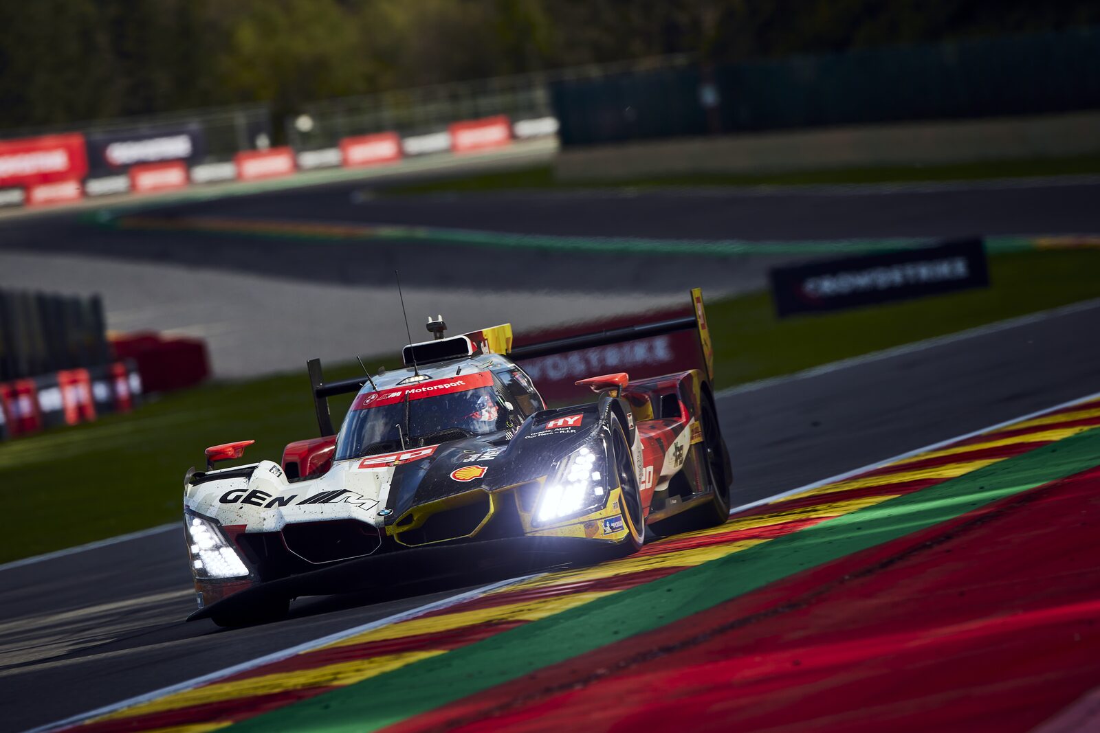 Shell BMW M Hybrid V8 #20 i fart på Spa-Francorchamps