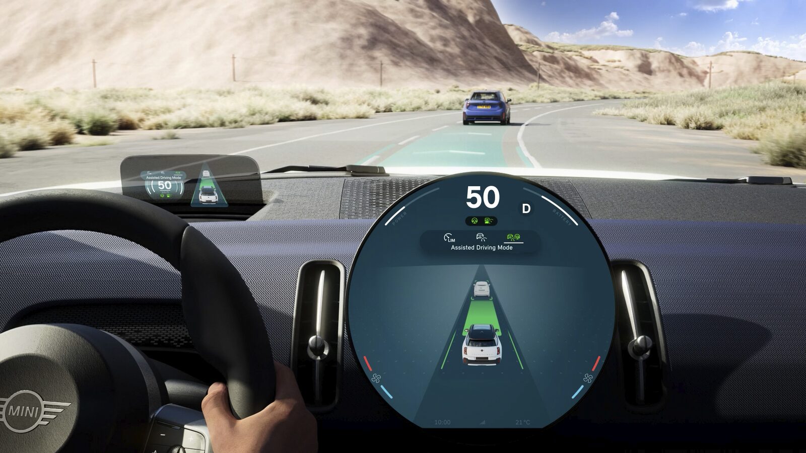 MINI Cooper med head-up-display och cirkulär centralskärm som visar Assisted Driving Mode med adaptiv farthållare aktiverad