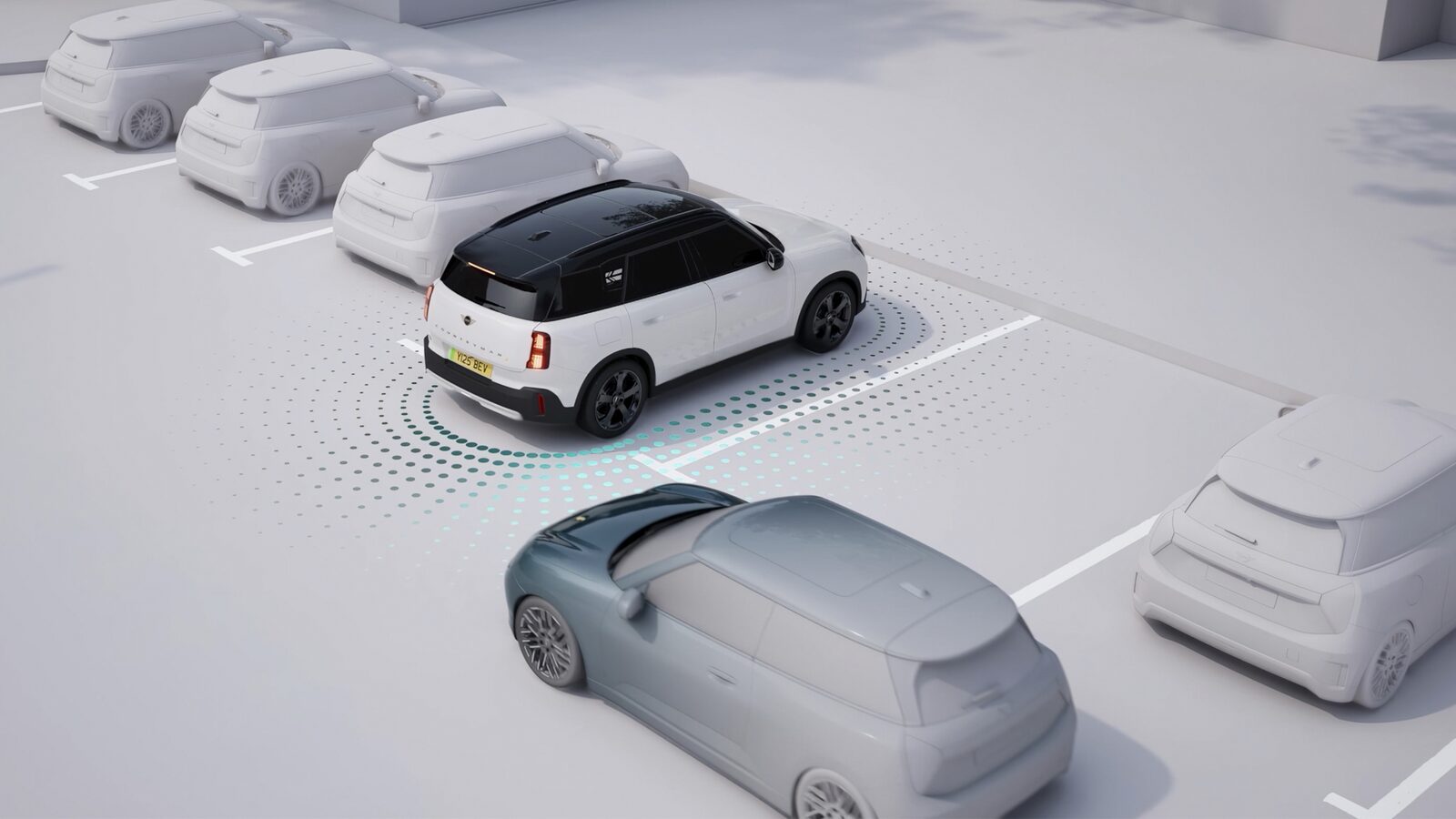 Rear Cross Traffic Warning i parkeringshus — MINI Countryman backar ut och varnar för korsande bil bakom