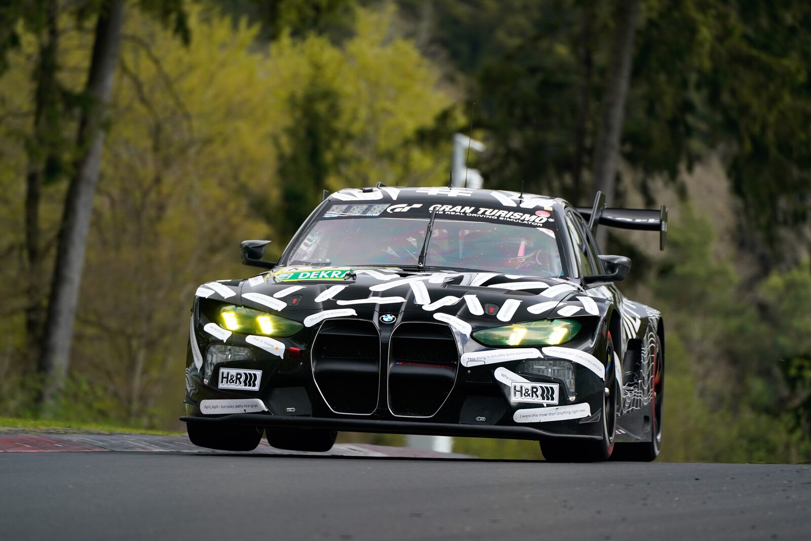 BMW M3 Touring 24H i kamouflagedekor med 'April, April'-text