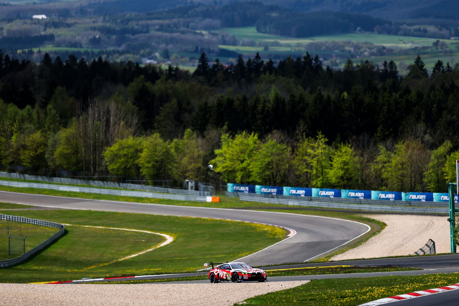 Vy över Nordschleife med Eifel-bergen i bakgrunden