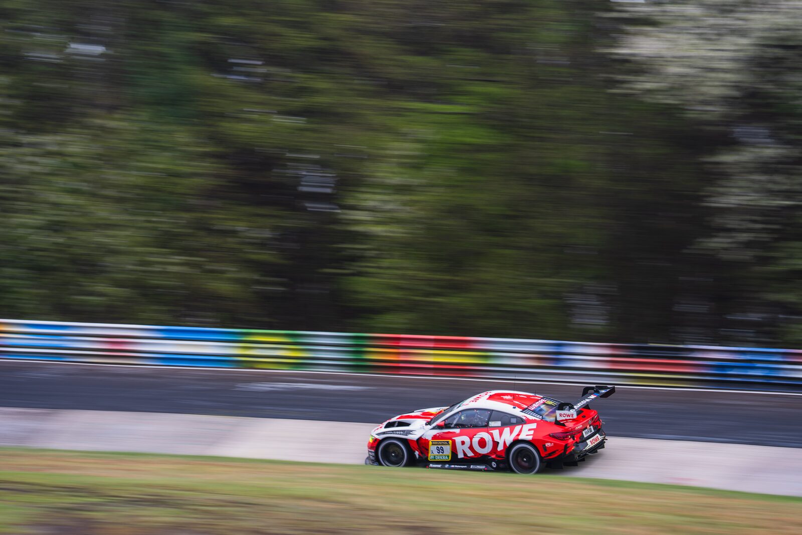 ROWE Racing BMW M4 GT3 EVO #99 i fart längs den färgglada kerben
