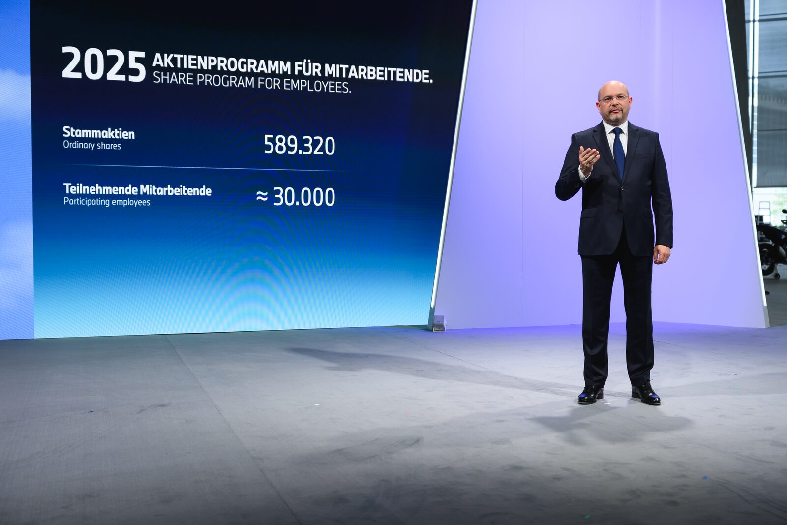 BMW:s finanschef Walter Mertl presenterar aktieprogrammet på årsstämman 2026