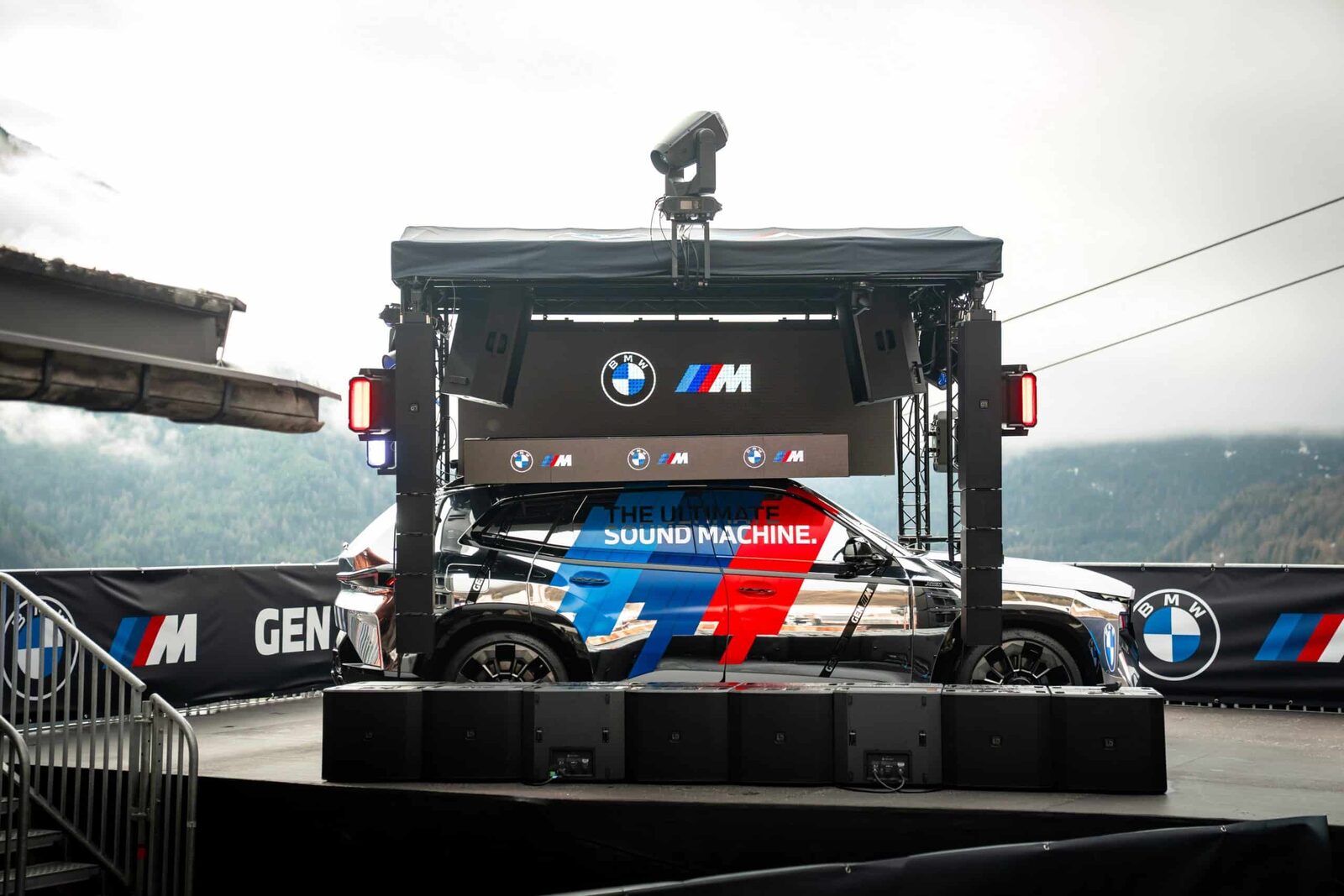 BMW XM Label Soundmachine — kromlackad XM Label med DJ-scen på taket, LED-skärm och subwoofers