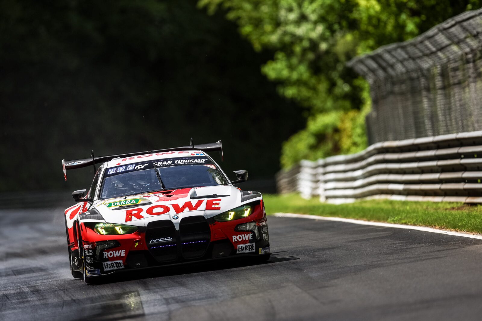 BMW M4 GT3 EVO för ROWE Racing på Nürburgring