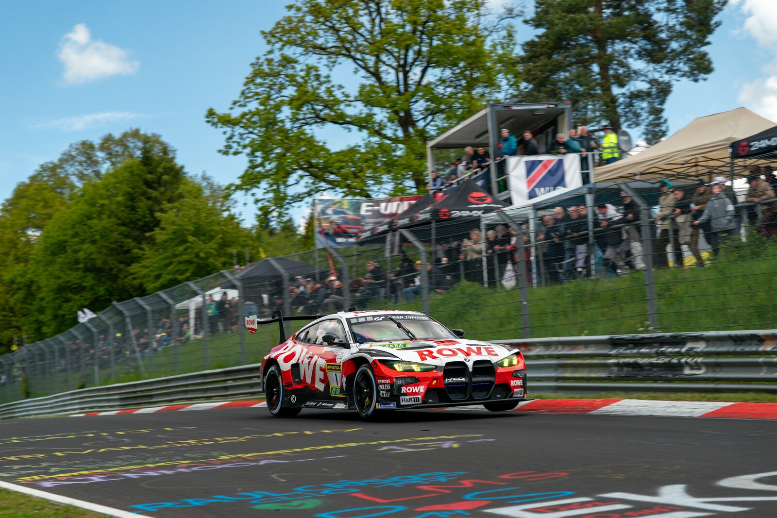 BMW M Motorsport-stallet vid depån på 24h Nürburgring 2026