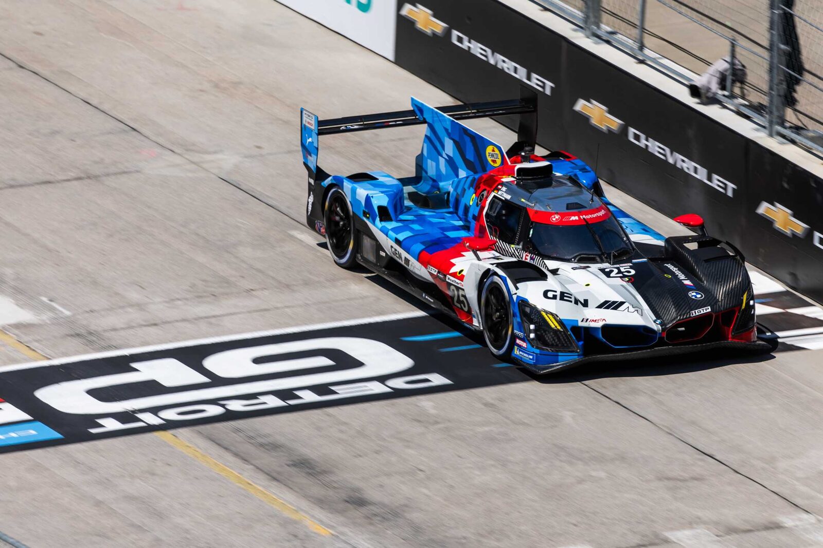 BMW M Hybrid V8 nummer 25 på Detroits gatubana under IMSA-loppet