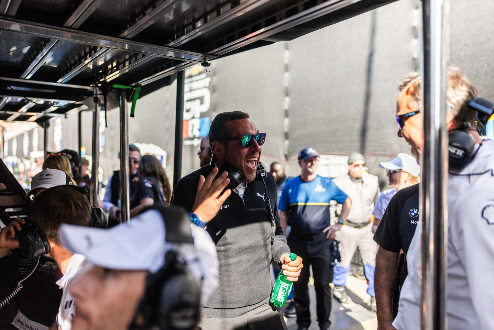 BMW M Hybrid V8 LMDh i aktion på gatubanan i Detroit