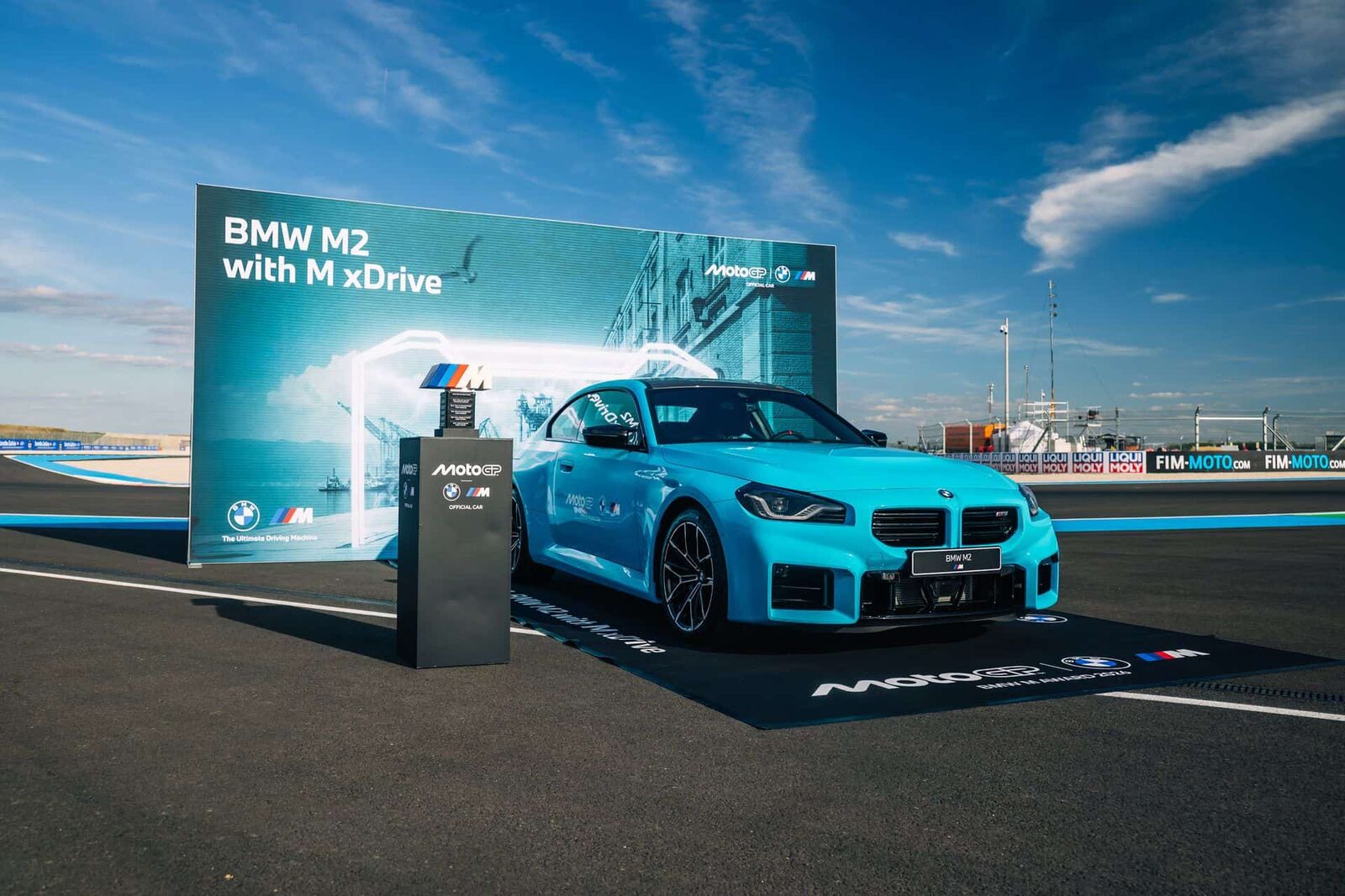 BMW M2 med M xDrive i trekvartsvy mot blå himmel