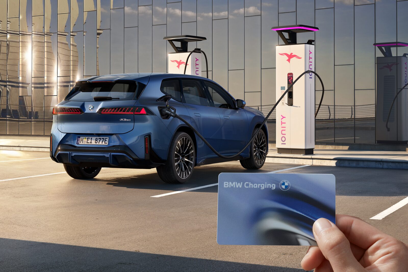 BMW iX3 vid en snabbladdare