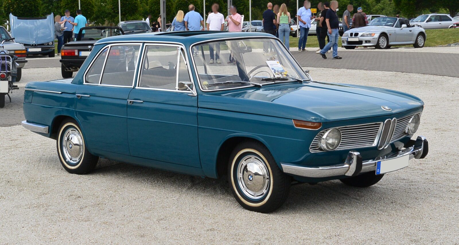 BMW 1500 Neue Klasse, 1960-talets fyrdörrars sedan, snett framifrån med dubbelnjuren och runda strålkastare