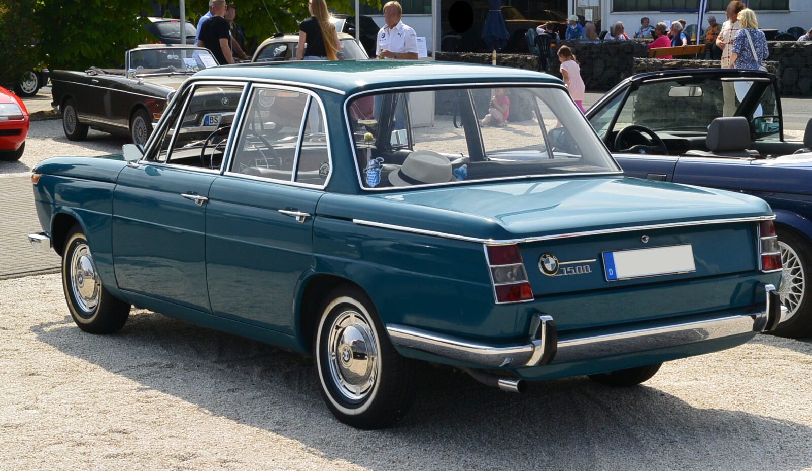 BMW 1500 Neue Klasse snett bakifrån med 1500-emblemet och knäcken i C-stolpen