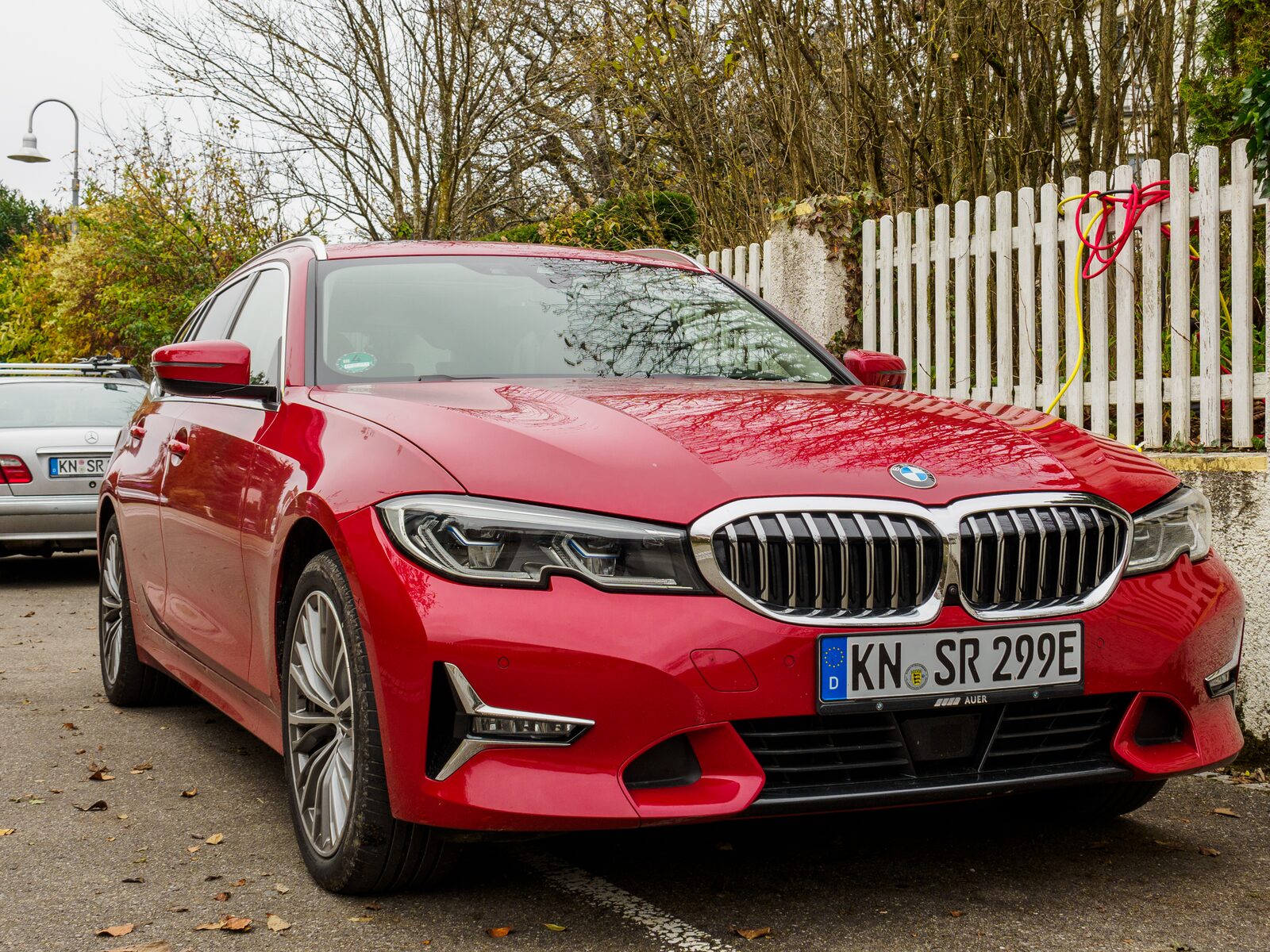 BMW 330e laddhybrid ansluten till en laddbox