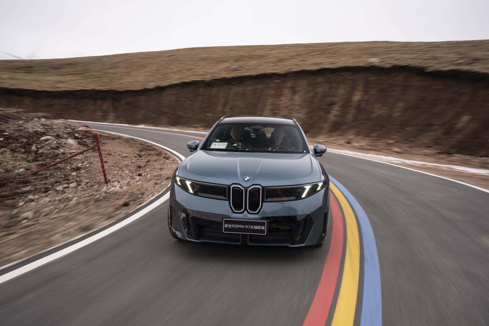 BMW iX3 Long Wheelbase p&aring; en h&ouml;gl&auml;nt v&auml;g vid Qinghai-sj&ouml;n i Kina