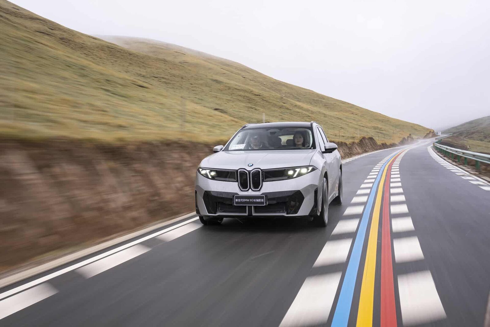 BMW iX3 Long Wheelbase sedd fr&aring;n sidan vid Qinghai-sj&ouml;n
