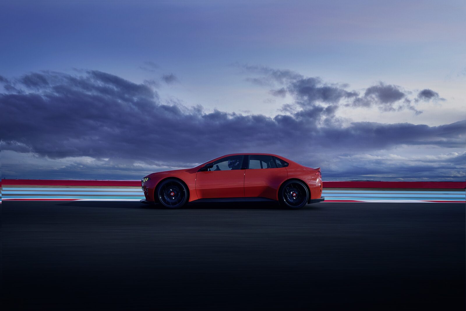 BMW M Concept Neue Klasse i sidoprofil — lång huv, kort bakparti och ducktailspoiler