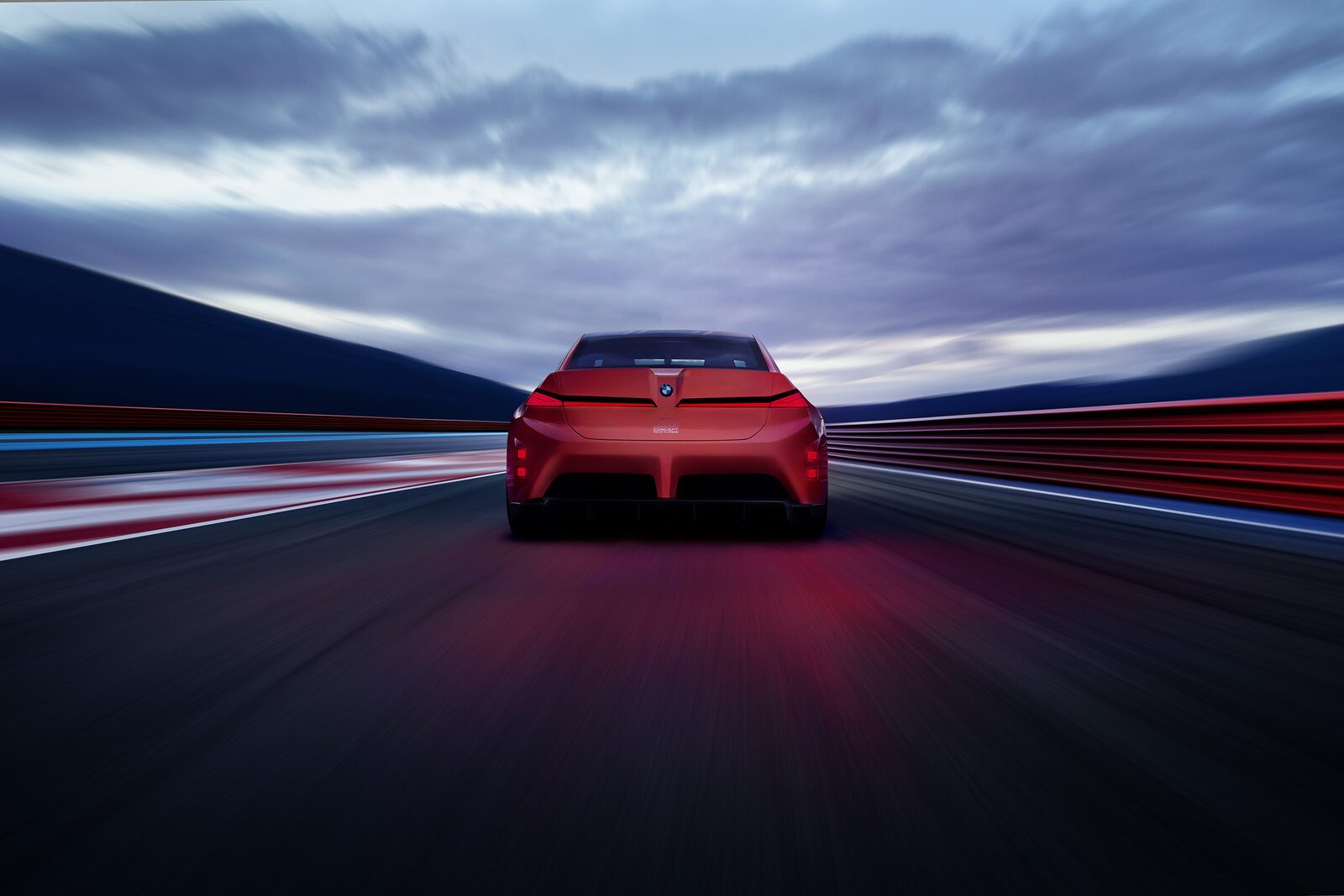 BMW M Concept Neue Klasse rakt bakifrån med diffusor och smala bakljus