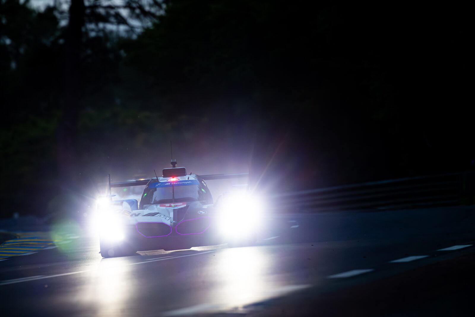 BMW M Hybrid V8 med tända strålkastare i mörkret under Le Mans 2026